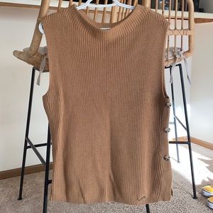 Sleeveless sweater with buttons. It is a little longer and petite size.